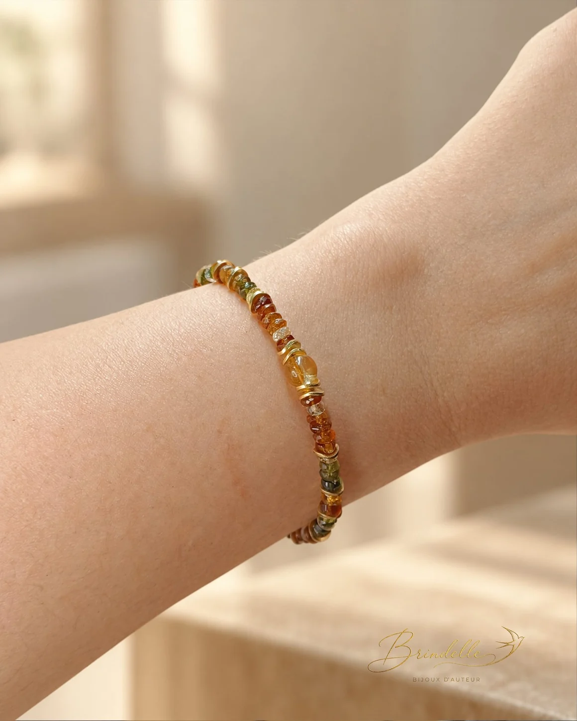 Bracelet Arabesque porté au poignet, création artisanale Brindelle